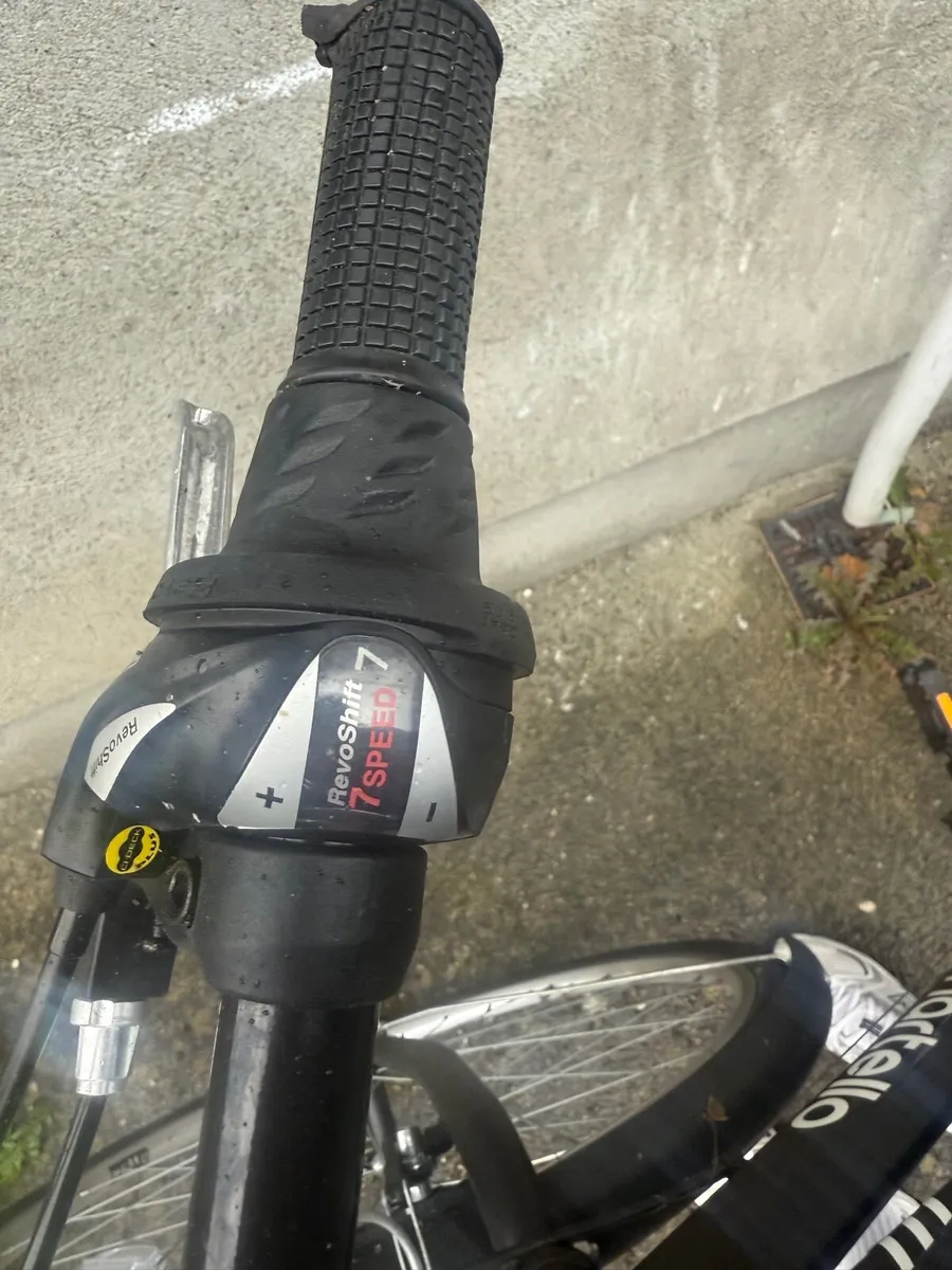 Martello Hybrid bike with lock, helmet & lights - Image 3