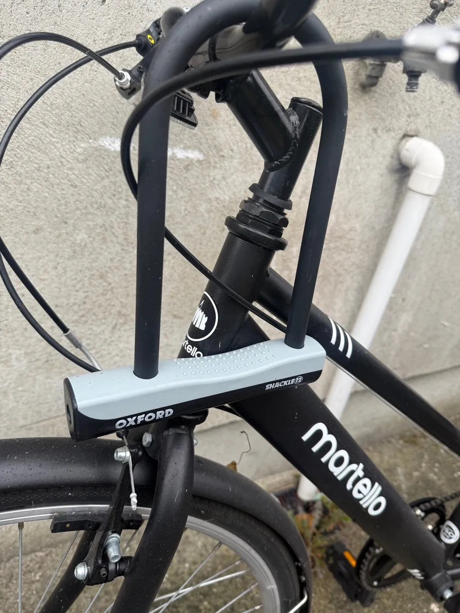 Martello Hybrid bike with lock, helmet & lights - Image 4