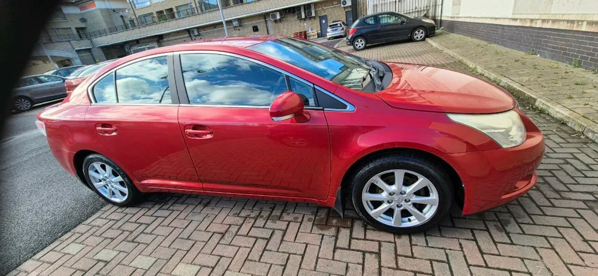Toyota avensis 2011 Diesel - Image 3