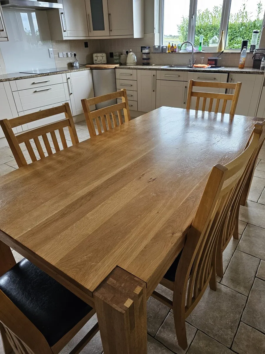 Table and chairs - Image 1