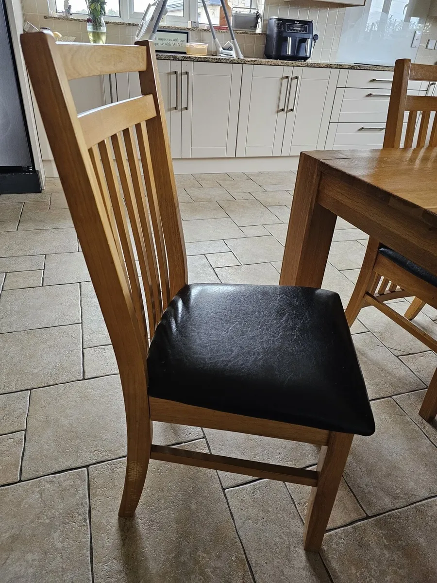 Table and chairs - Image 3