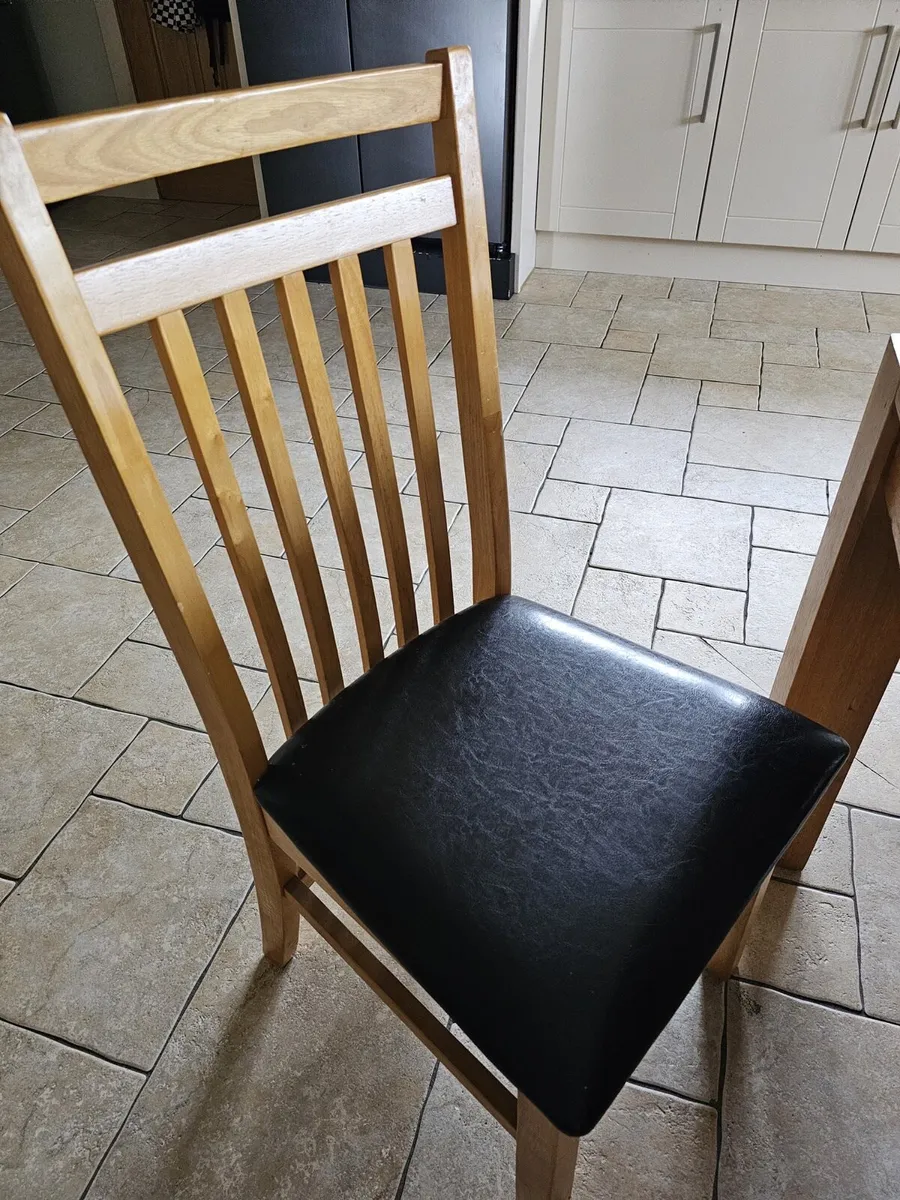 Table and chairs - Image 4