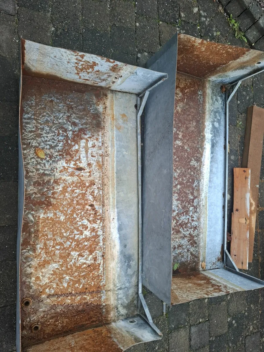 Mirror, chipboard and tank - Image 2