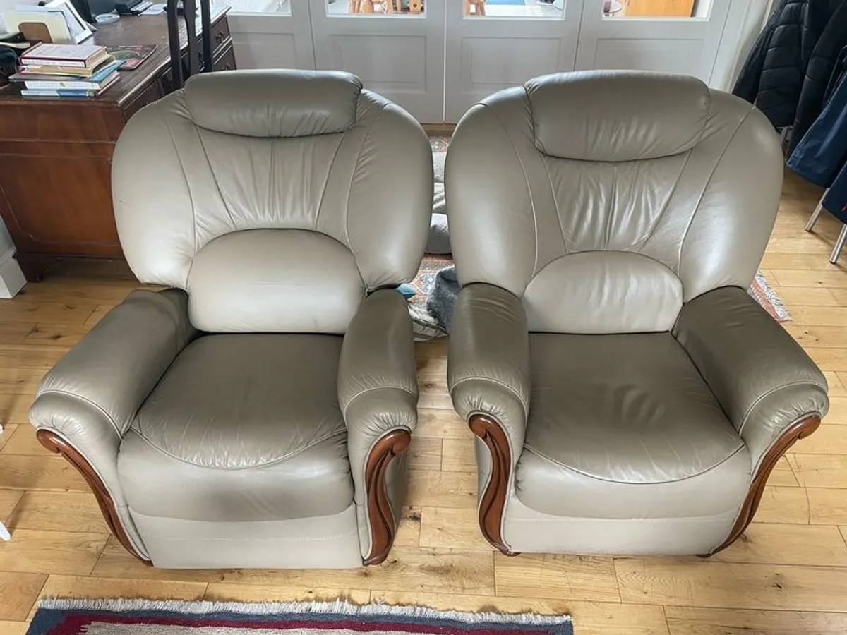 2 seater leather sofa and two leather chairs, one of which a a recliner - Image 1