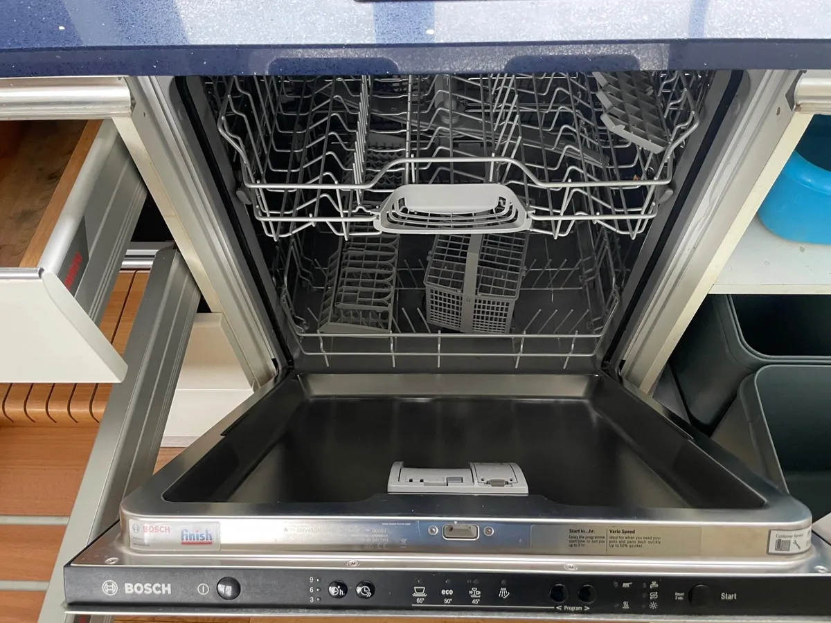 Kitchen and appliances - Image 1