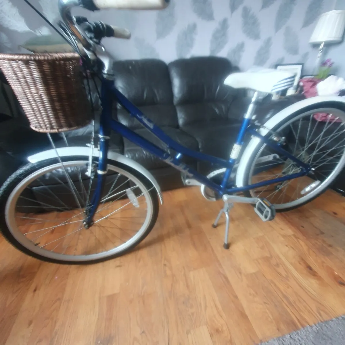 Ladies bicycle - Image 1