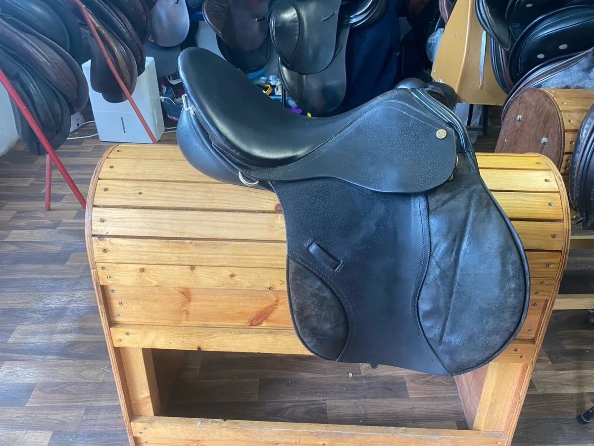 JC jump wide 17” black Leather saddle - Image 3