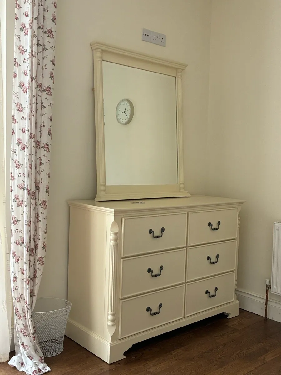 Quality cream bedroom dresser unit and mirror - Image 1