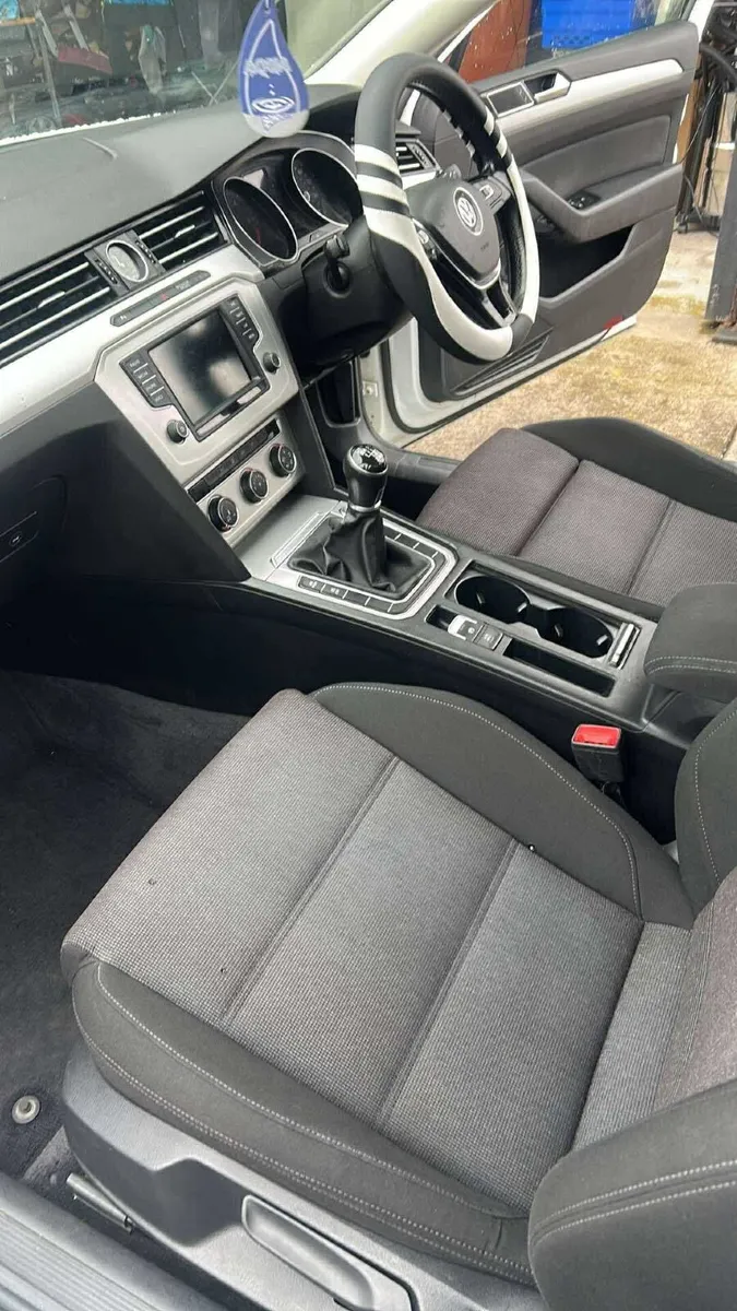 Volkswagen Passat 2015 - Image 2