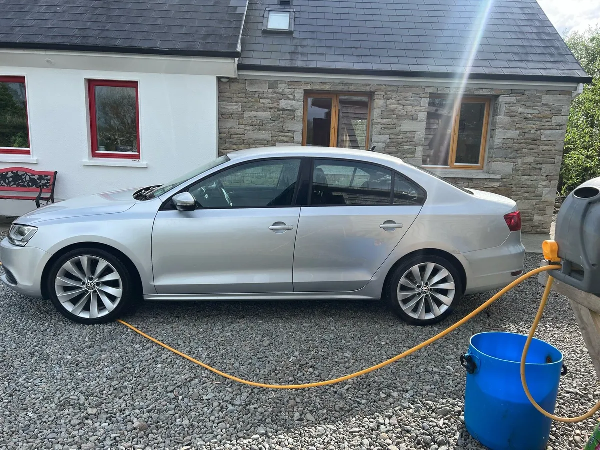 Volkswagen Jetta *LOW MILAGE* - Image 2