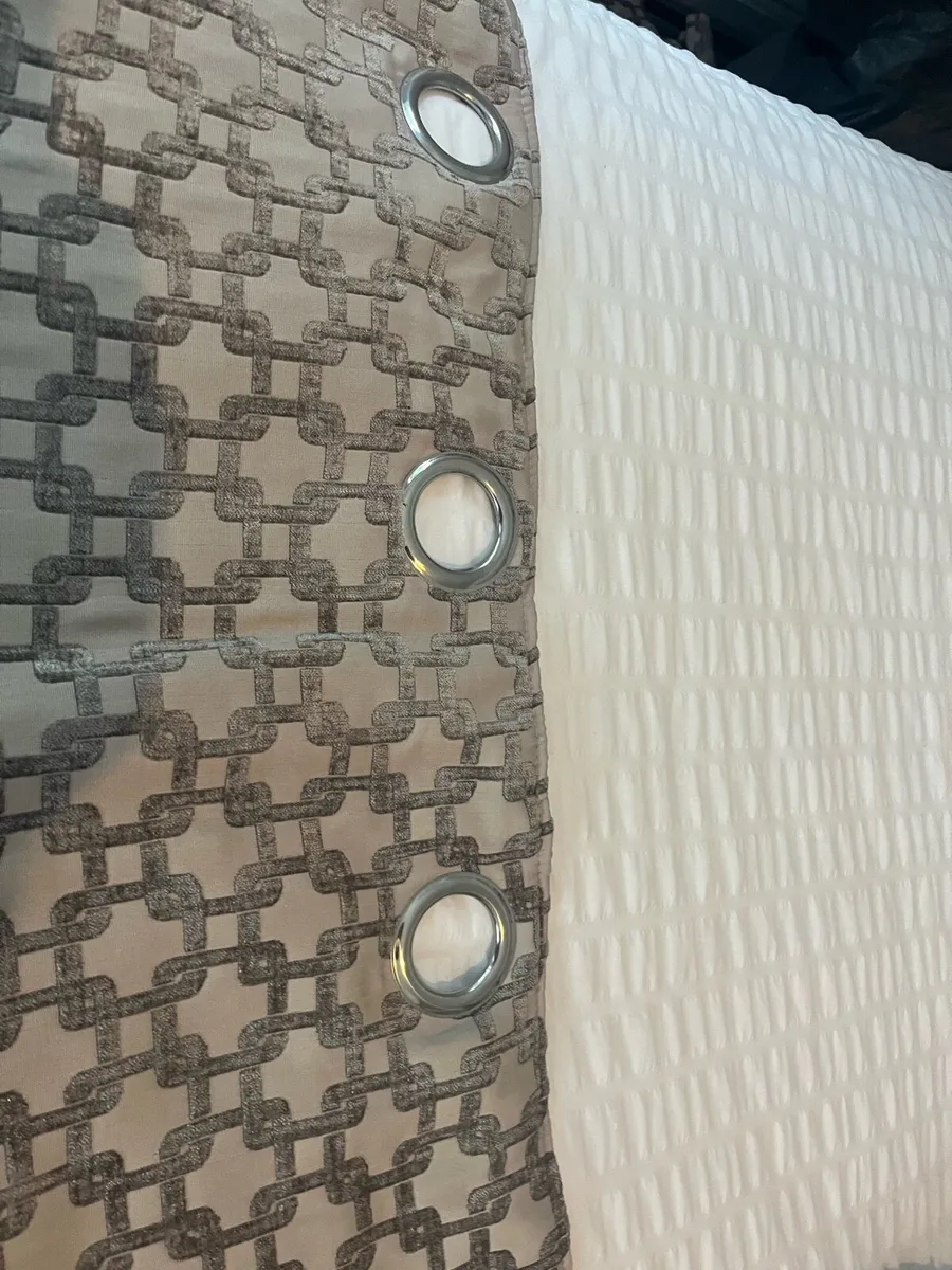 Curtains - Image 3