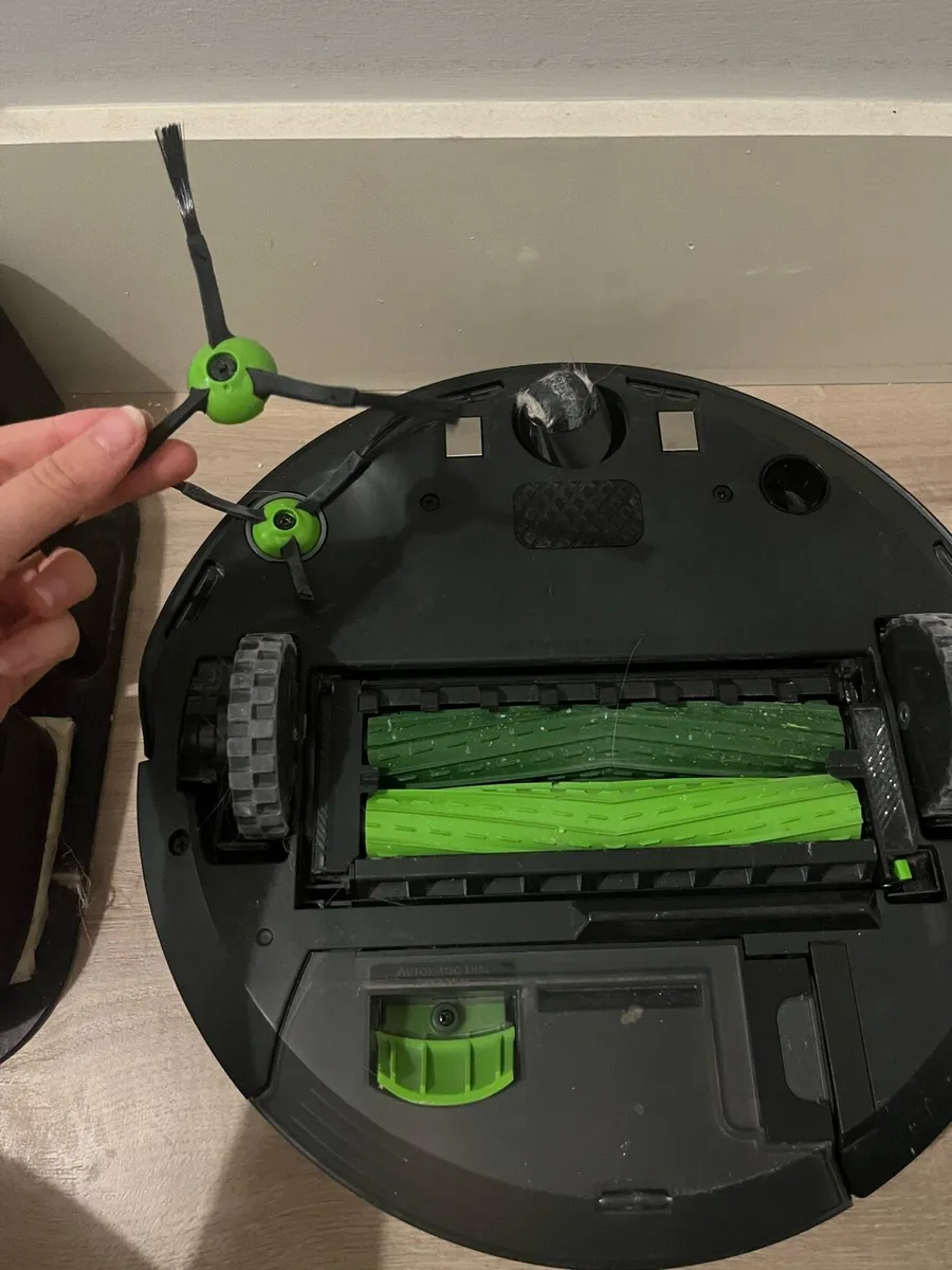 iRobot Roomba J9+ with clean base - Image 4