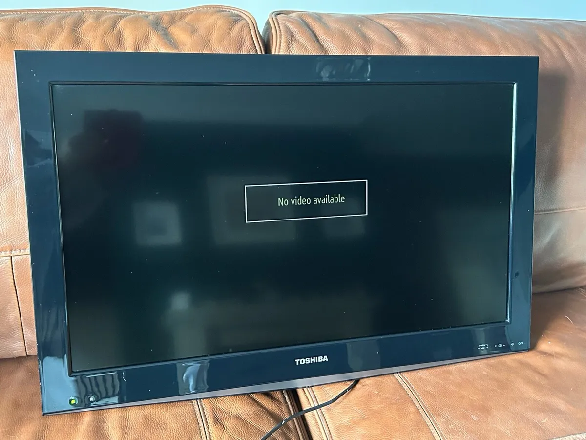 Toshiba 32inch television - Image 1