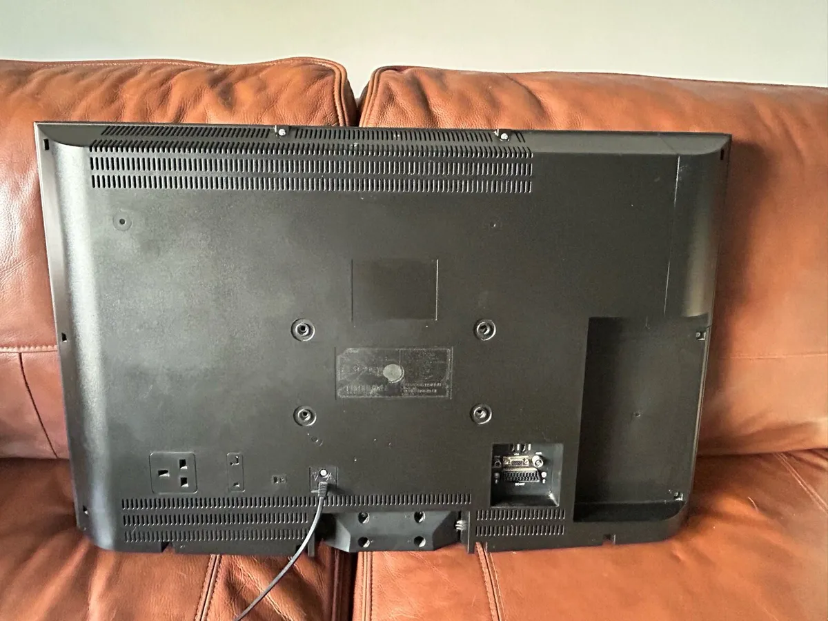 Toshiba 32inch television - Image 2