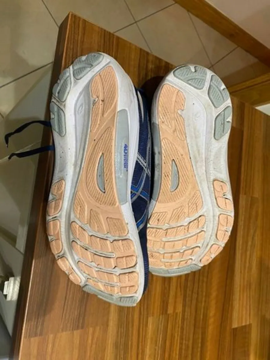 Asics Gel Kayano 31 Women (size 6) - Image 3