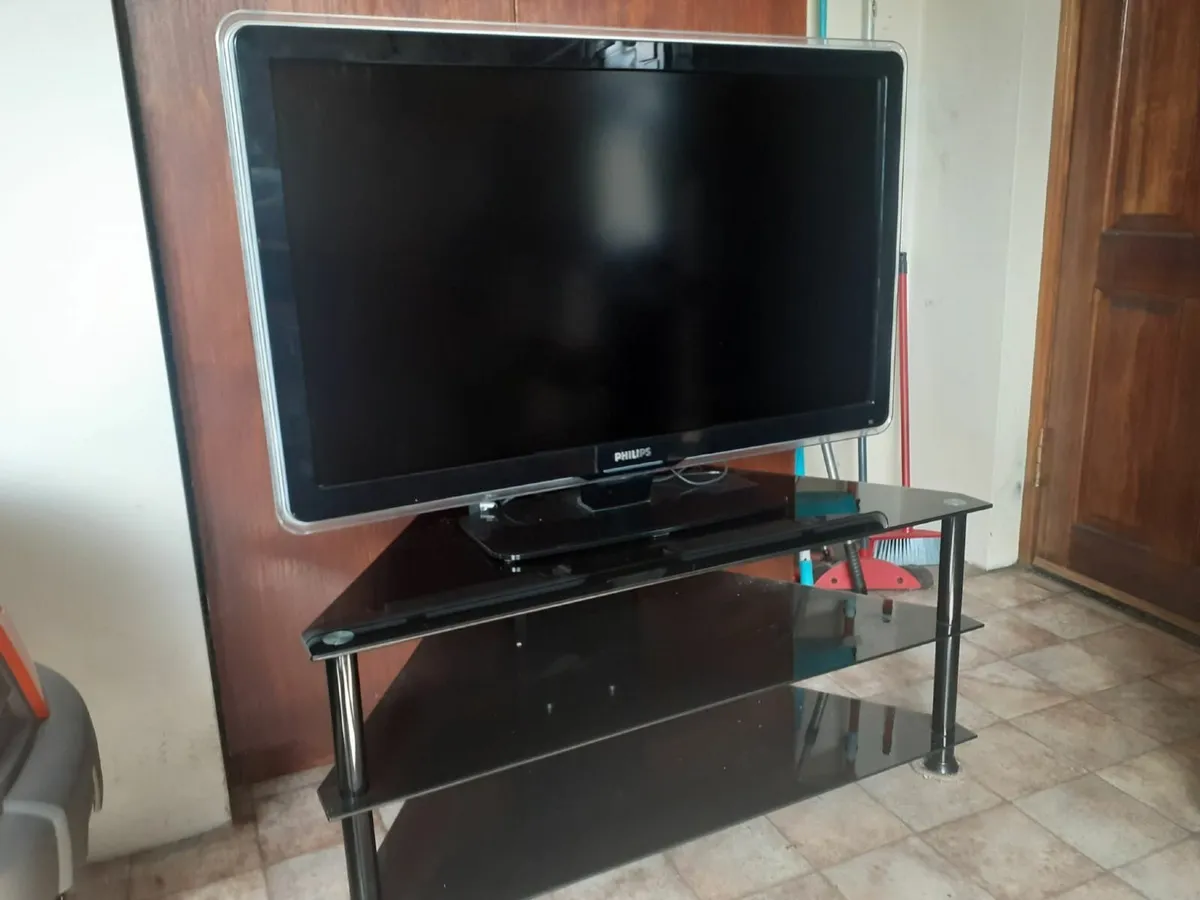 TV and TV stand - Image 1