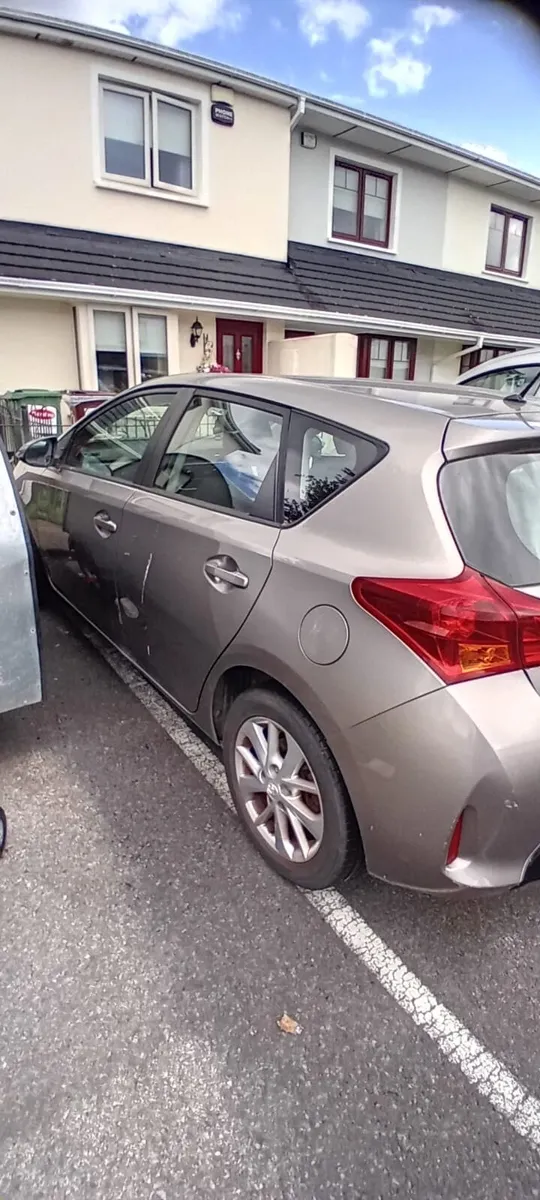 Toyota Auris 2014 - Image 2