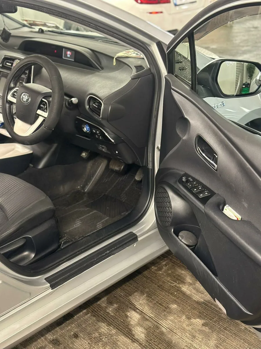 Toyota prius - Image 3