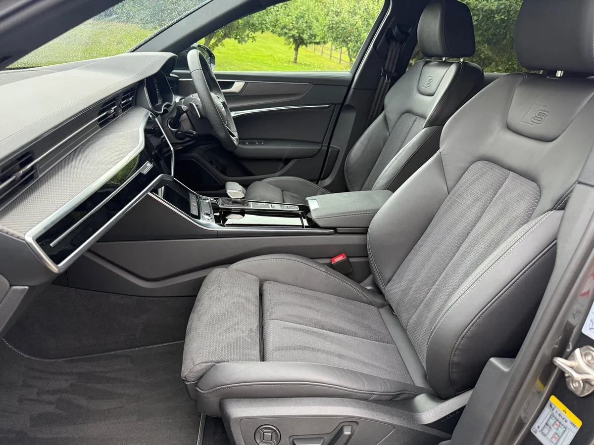 2025 Audi A6 40 TFSI Black Edition Estate AUTO - Image 3