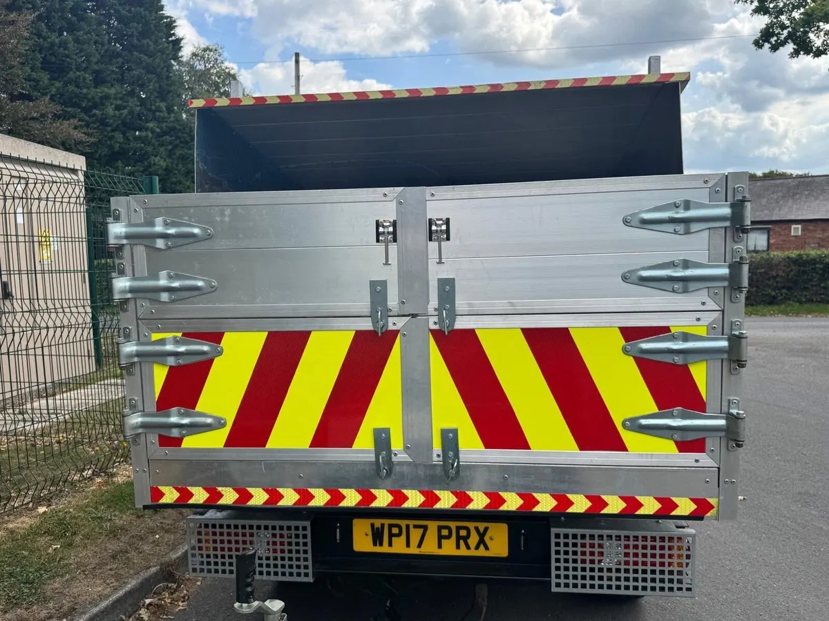 L200 tipper and Hilux - Image 3