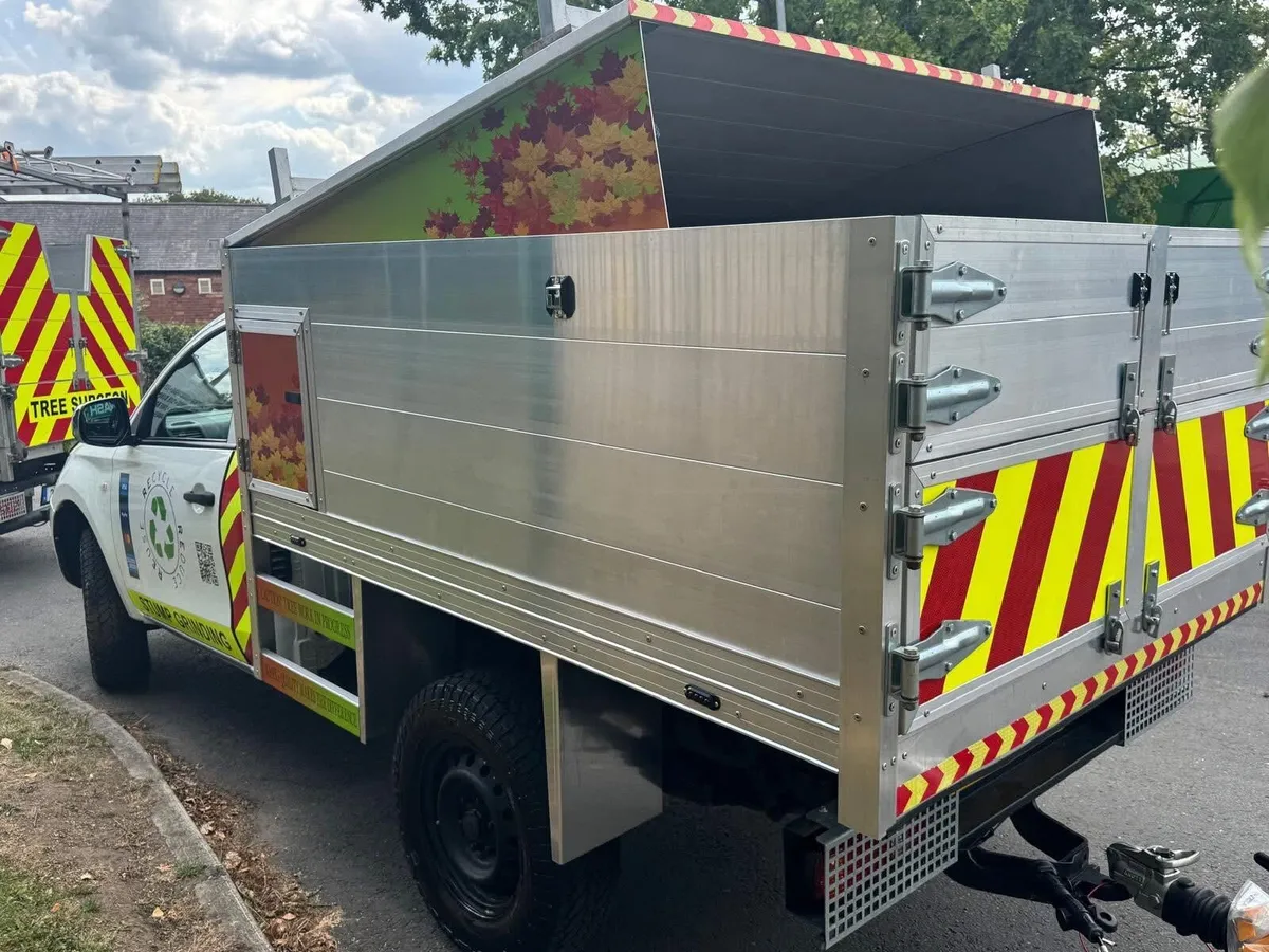 L200 tipper and Hilux - Image 4