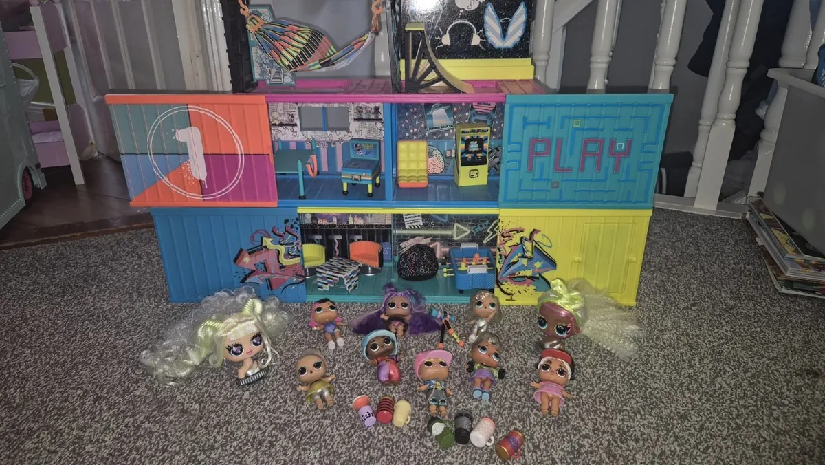 Dolls house and dolls