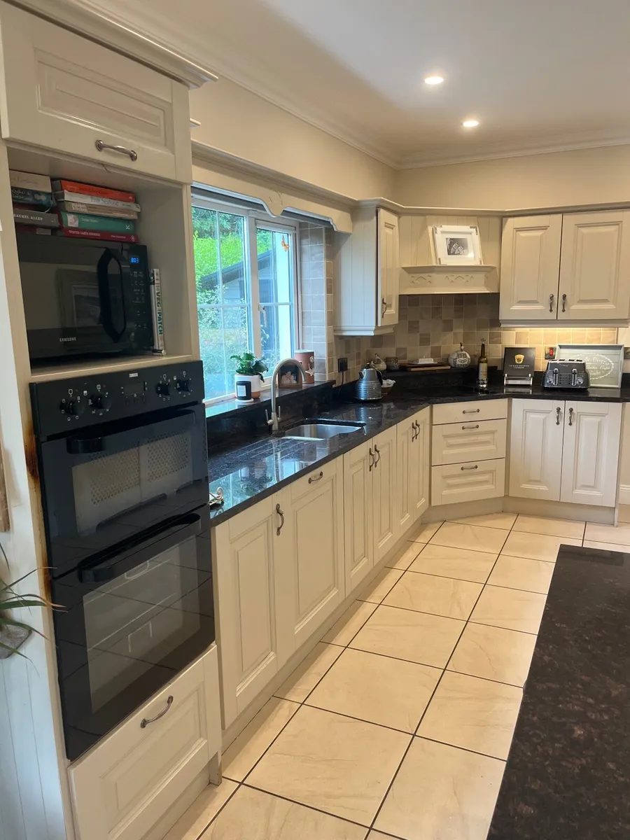Kitchen units - Image 1