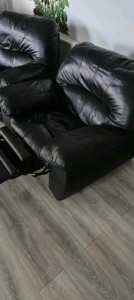 Leather couch - Image 2