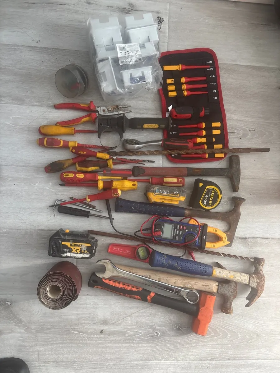Hand tools and electrical equipment - Image 1