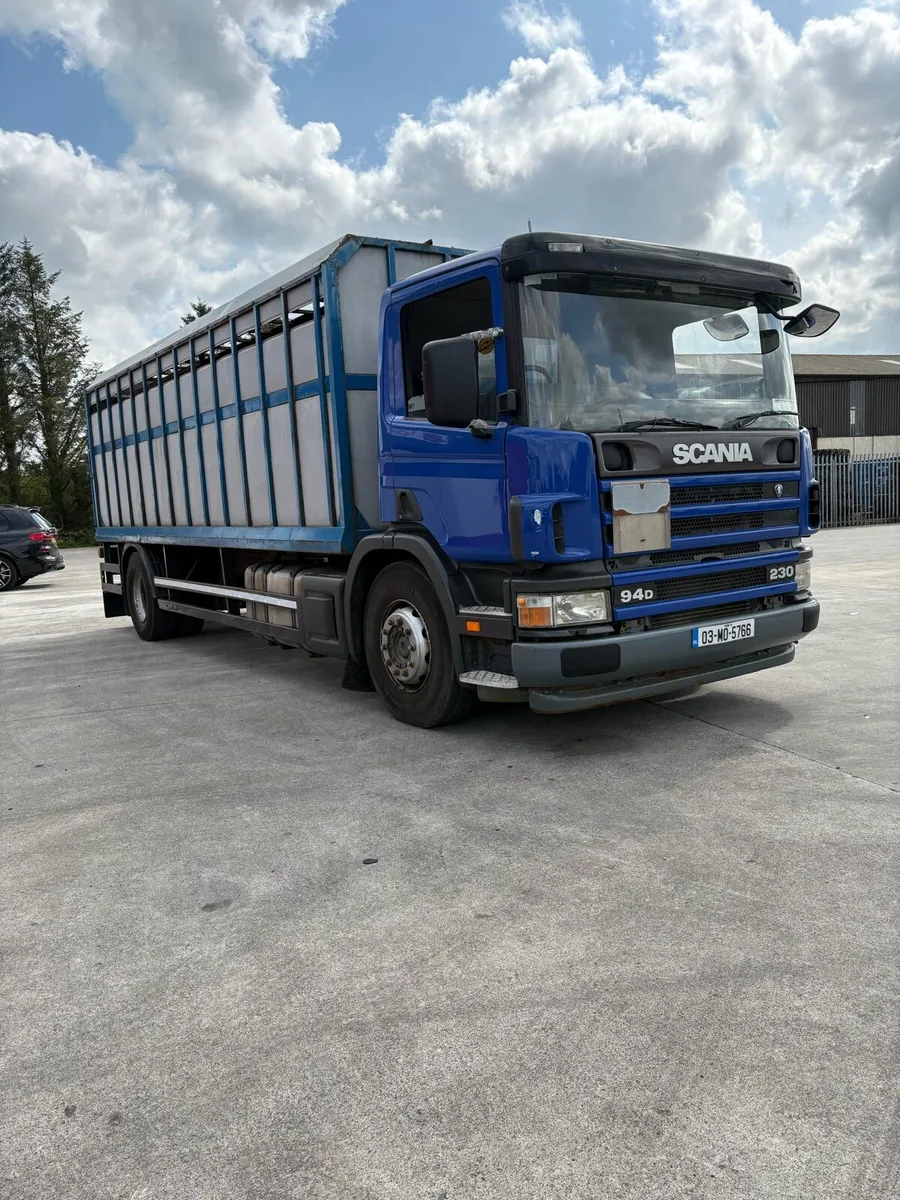 Scania P94 230 Cattle livestock lorry low km - Image 2