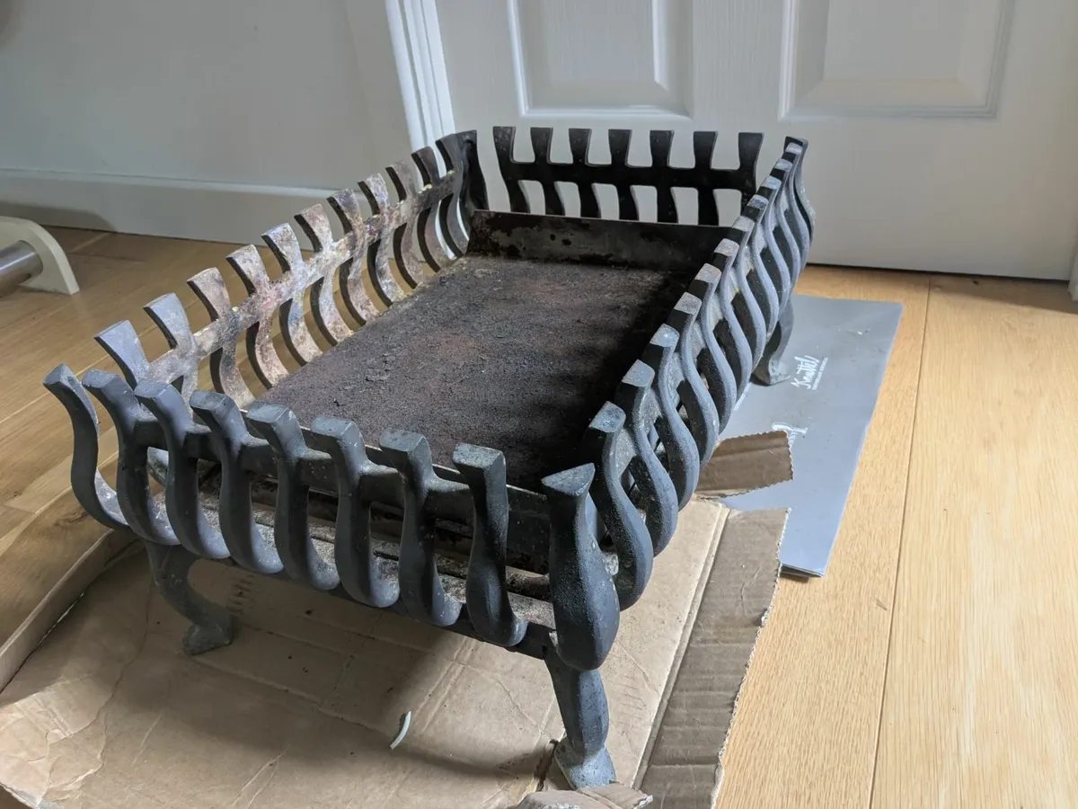 Cast iron fire grate plus insert - Image 1