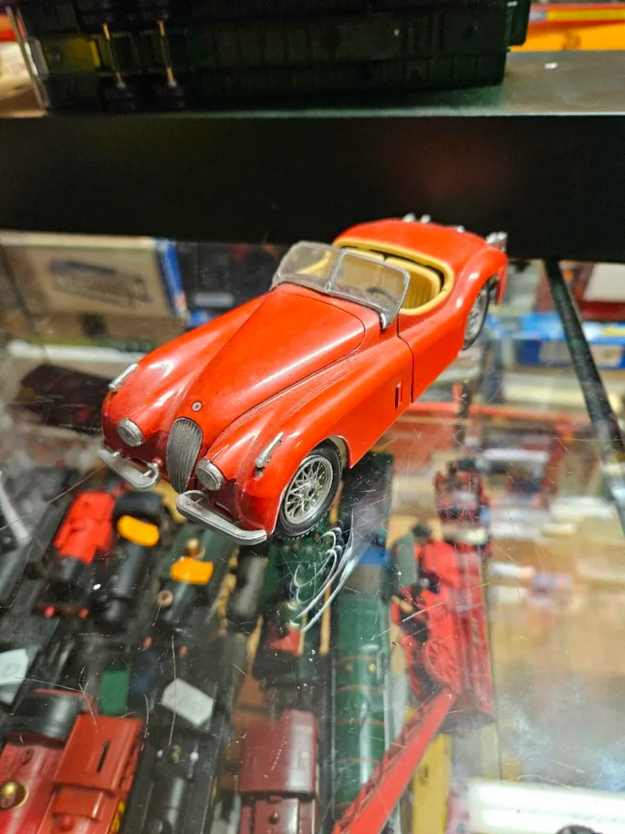 Corgi Burago Jaguar XK120 1.24 - Image 1