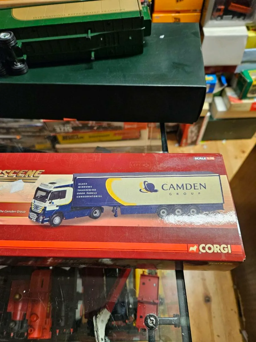 Corgi Mercedes Tractor Unit and Trailer - Image 3
