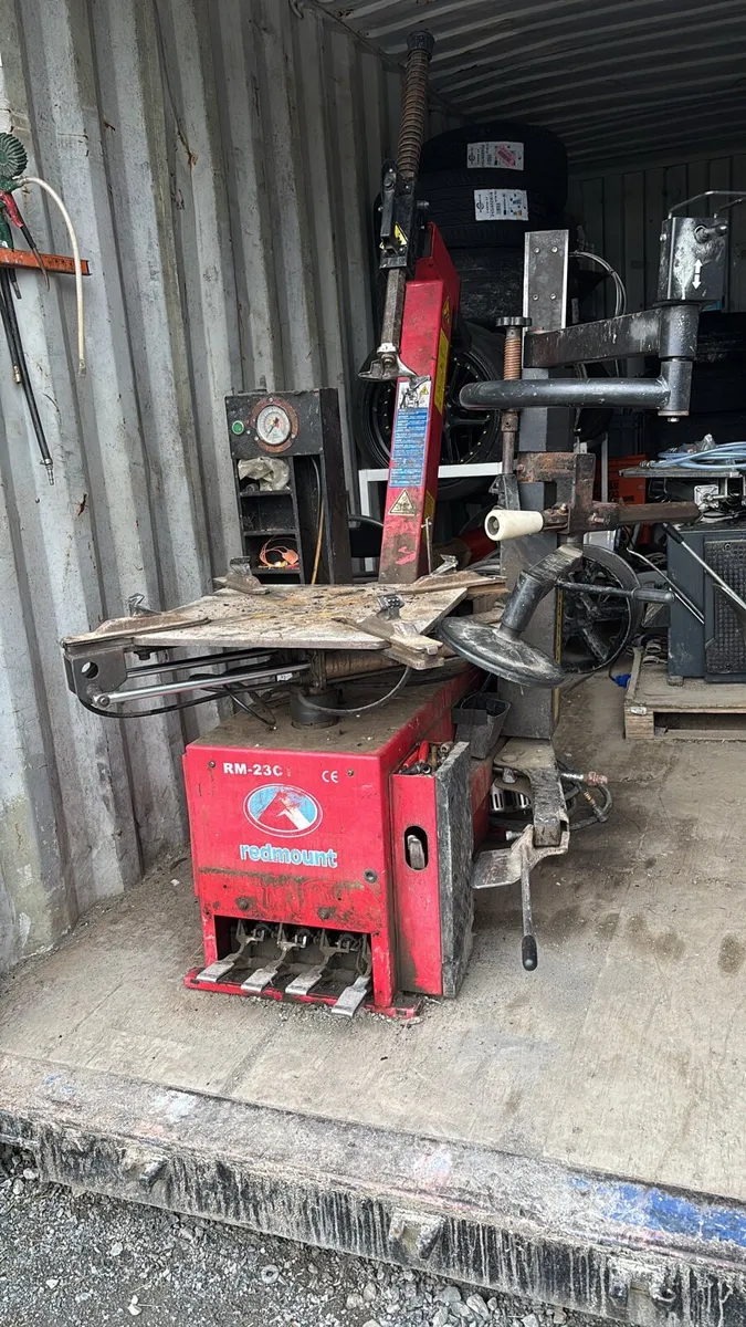 Automatic tyre machine