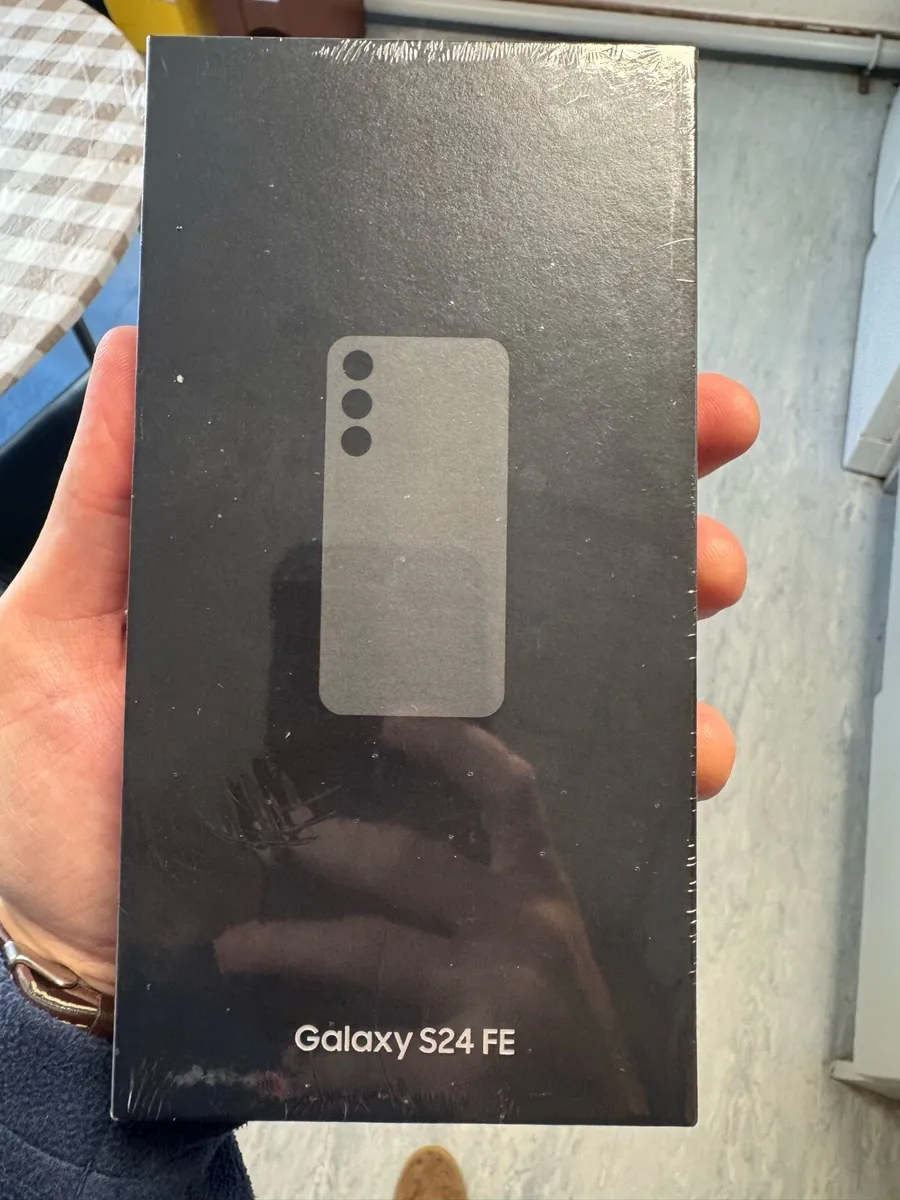 Samsung Galaxy S24 FE - Image 1