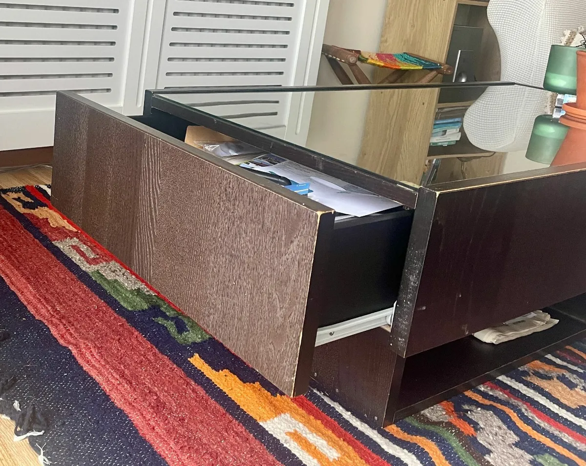 Coffee table w/ drawers and display glass - Image 2