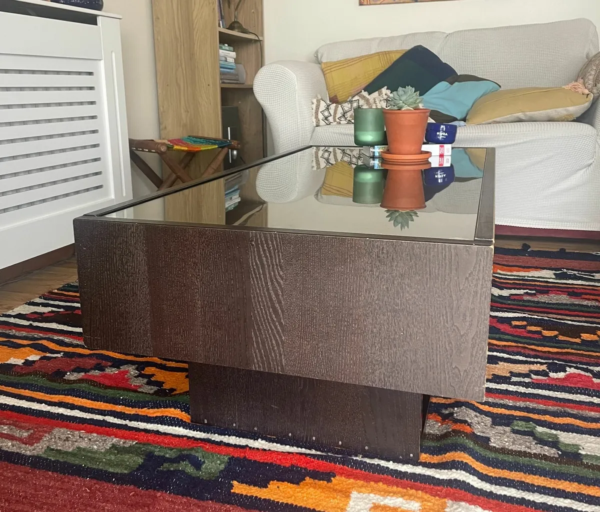 Coffee table w/ drawers and display glass - Image 1