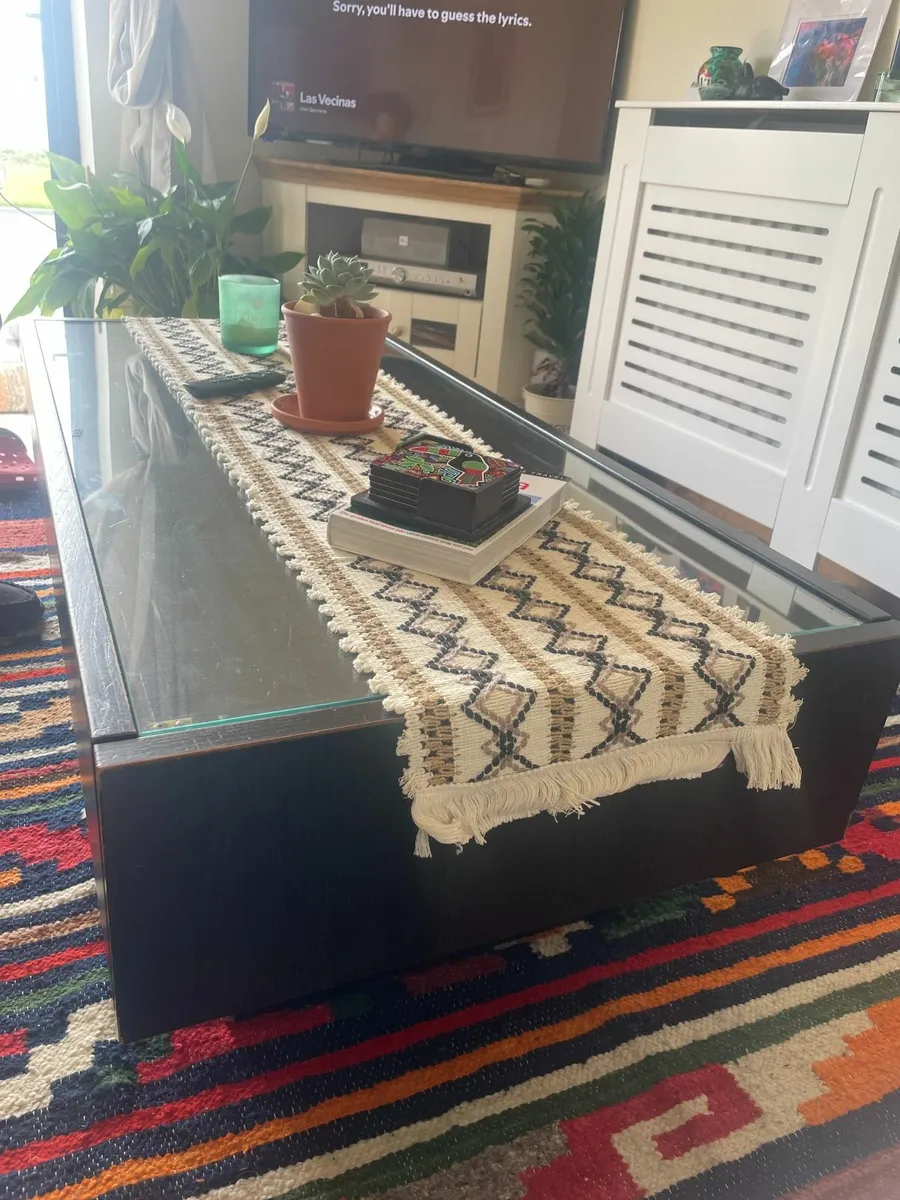 Coffee table w/ drawers and display glass - Image 3