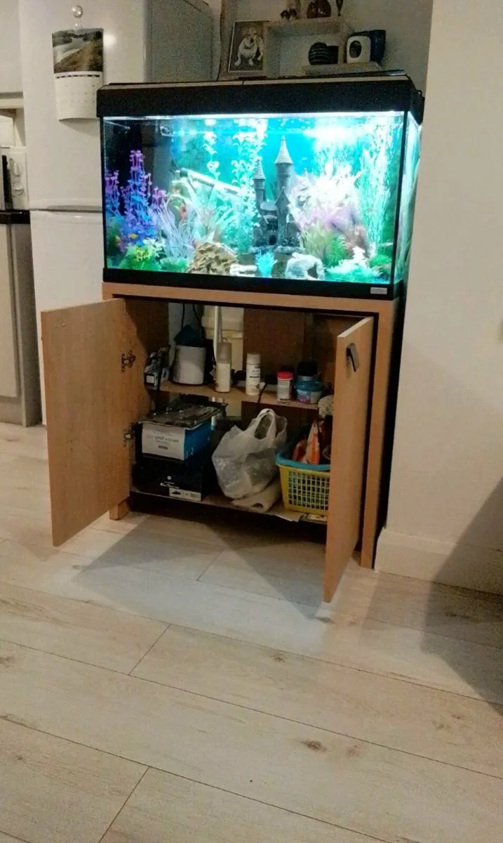 Aquarium and matching cabinet - Image 1