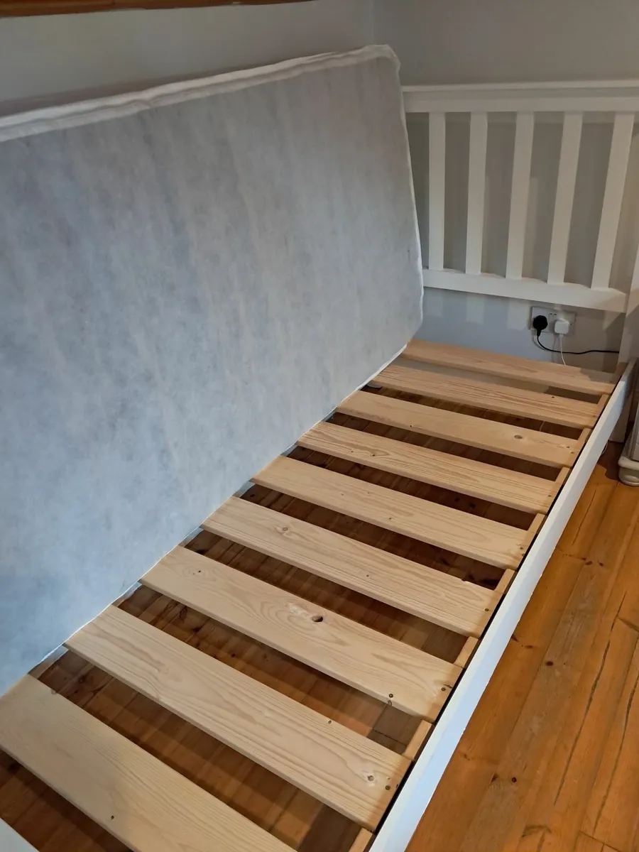 Single bed 90x195 cm with clean mattress is in fai - Image 2