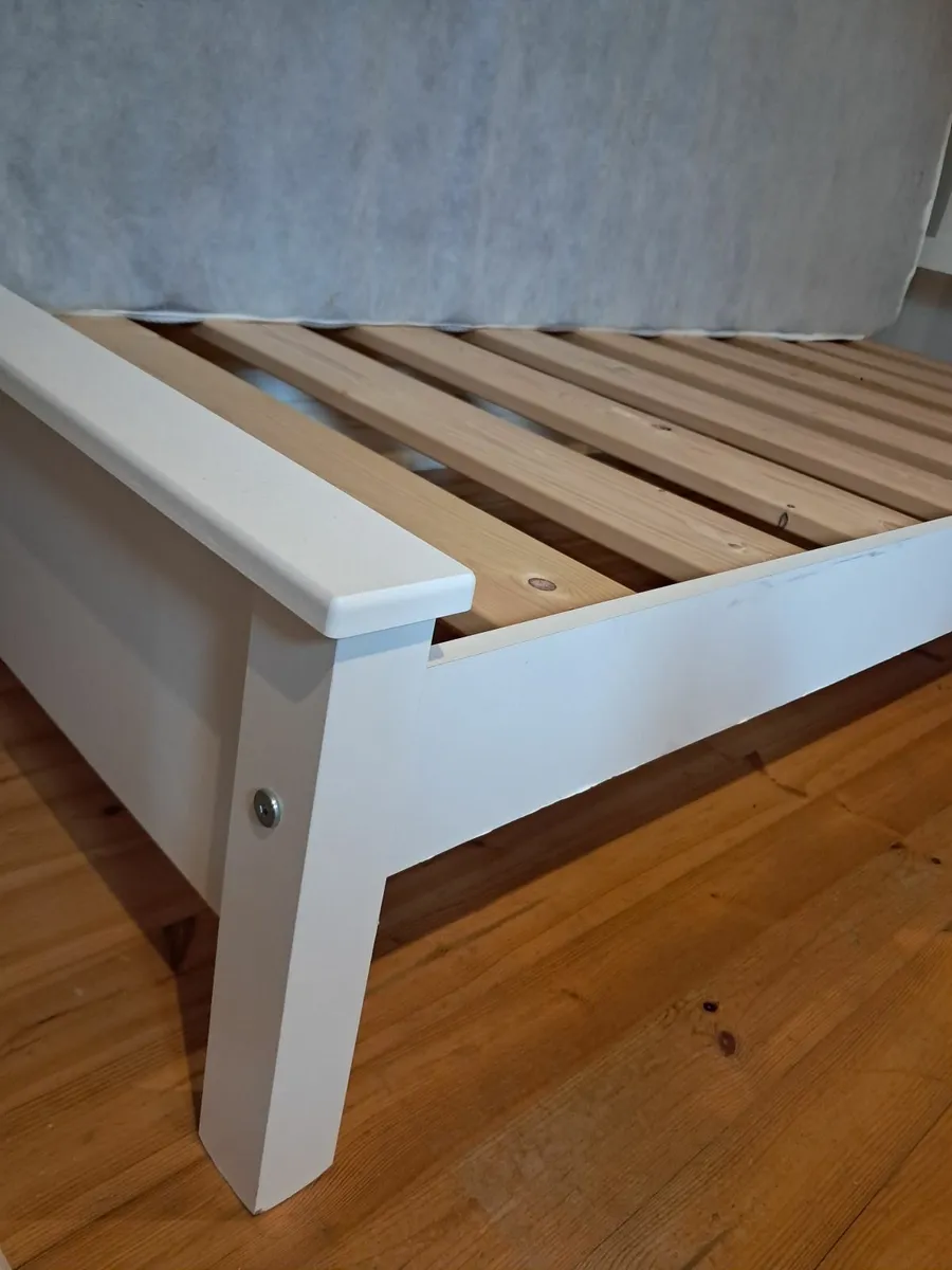 Single bed 90x195 cm with clean mattress is in fai - Image 3