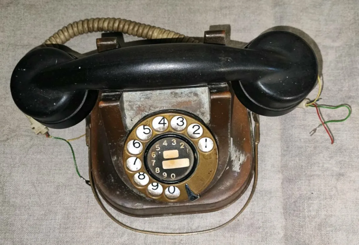 Antique telephone - Image 1