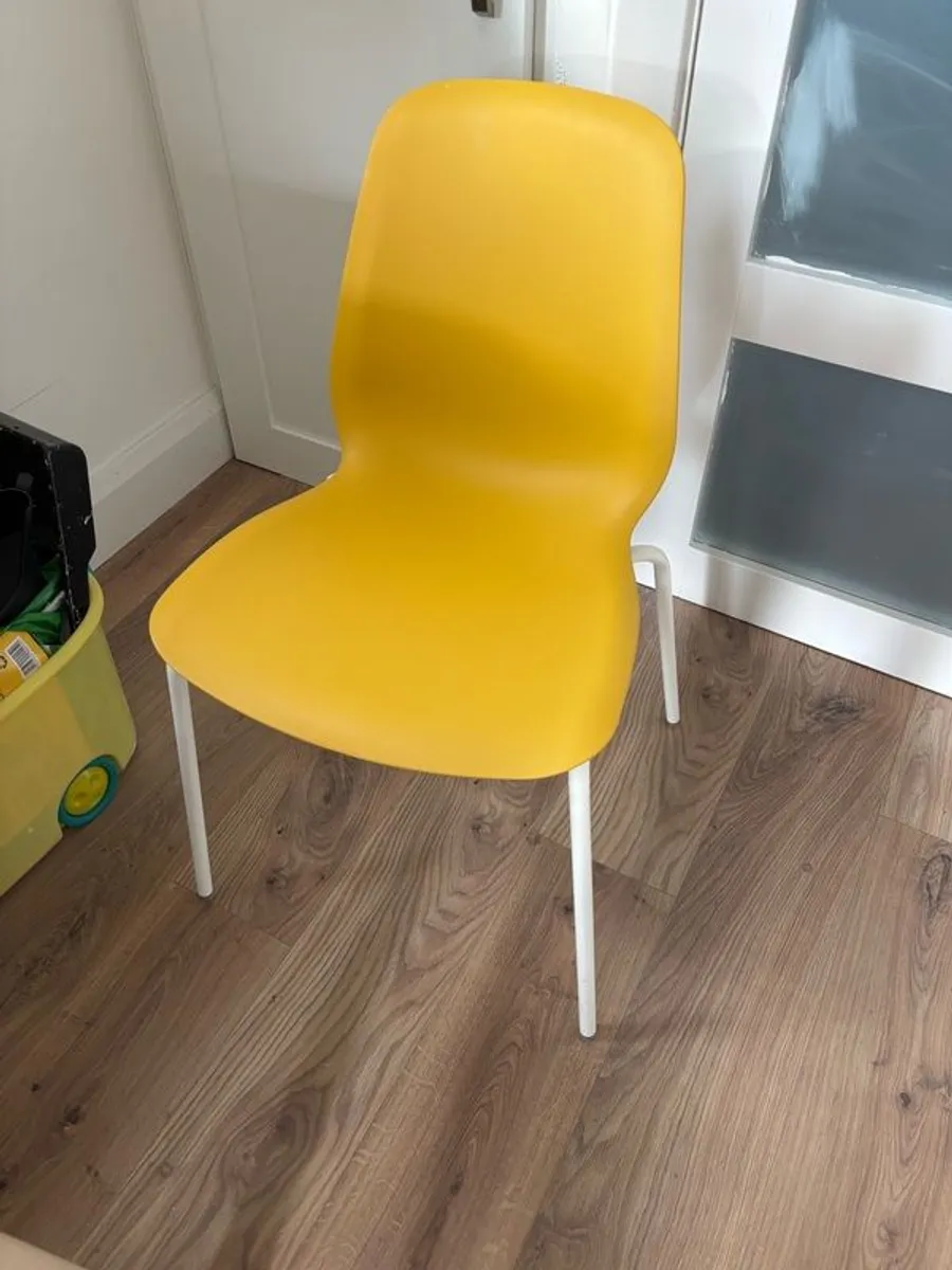 Yellow dining chairs x 4 - Image 1