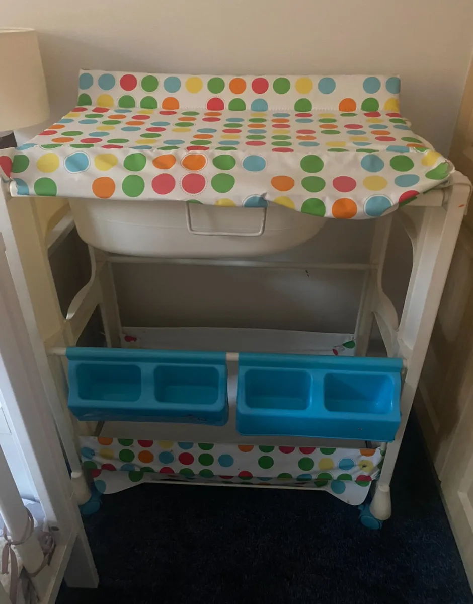 Changing table and bath - Image 1