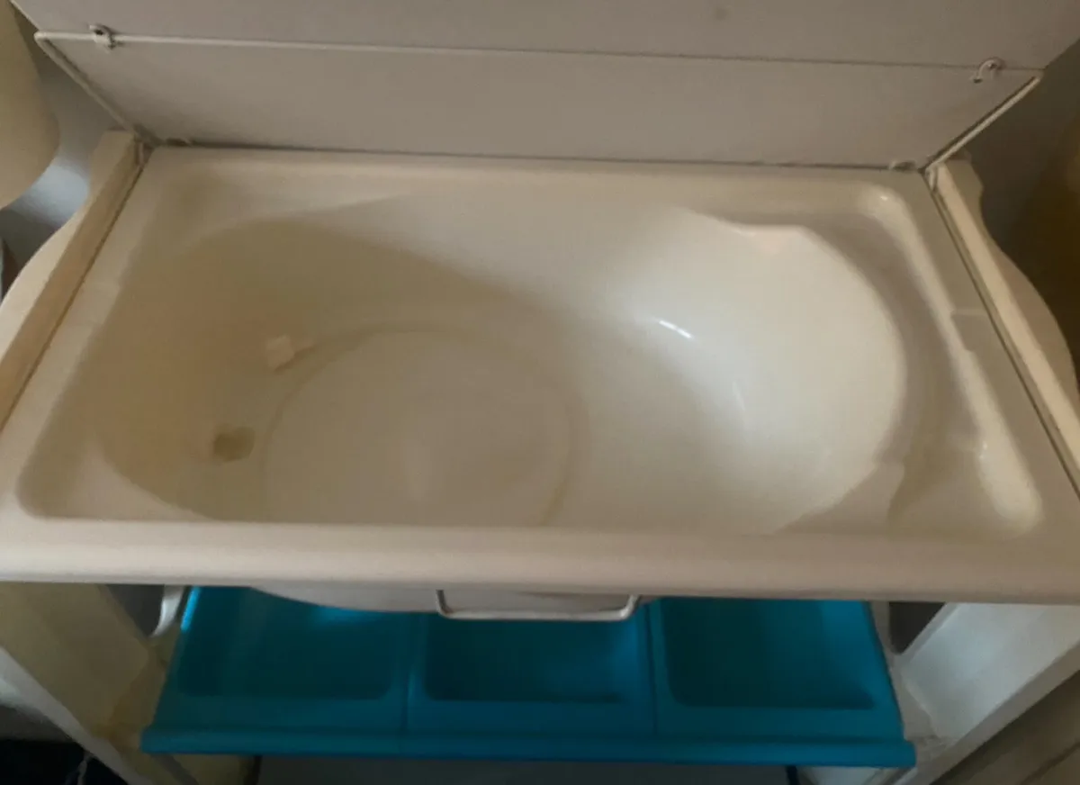 Changing table and bath - Image 2