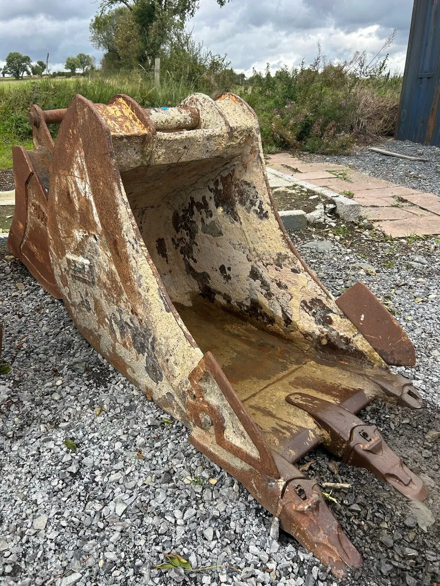 Selection of Quality Digger Buckets - Image 3