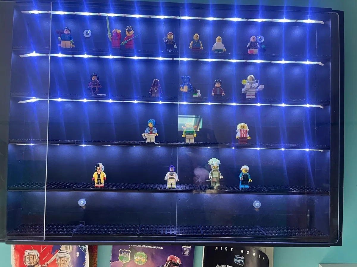Lego mini figure display case + 19 mini figures - Image 1