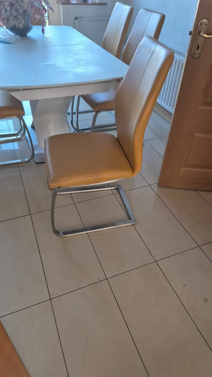 Dini g room chairs  6 total - Image 2