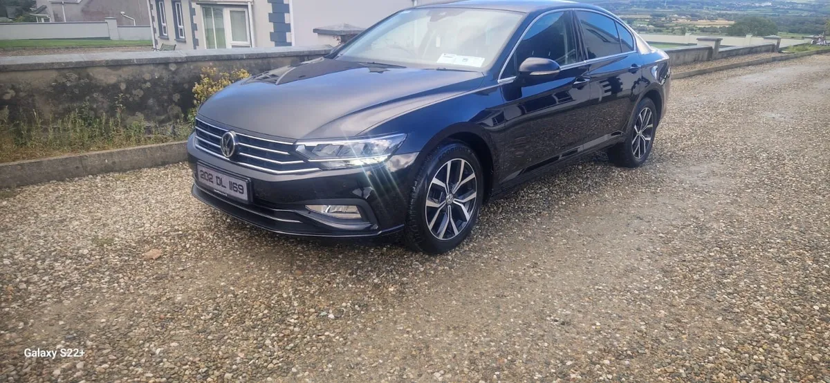 Volkswagen Passat 2.0 TDI SEL 150PS 4DR Automatic - Image 2