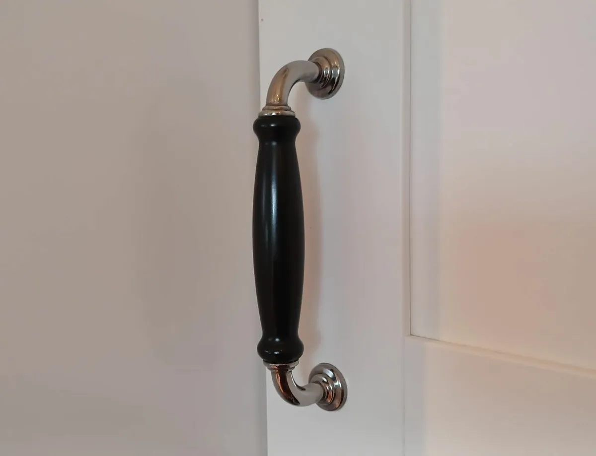 14x Handles (Kitchen Cabinets) - Image 1